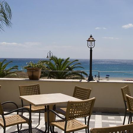 Palazzo Reginella Aparthotel Bovalino Marina Bagian luar foto