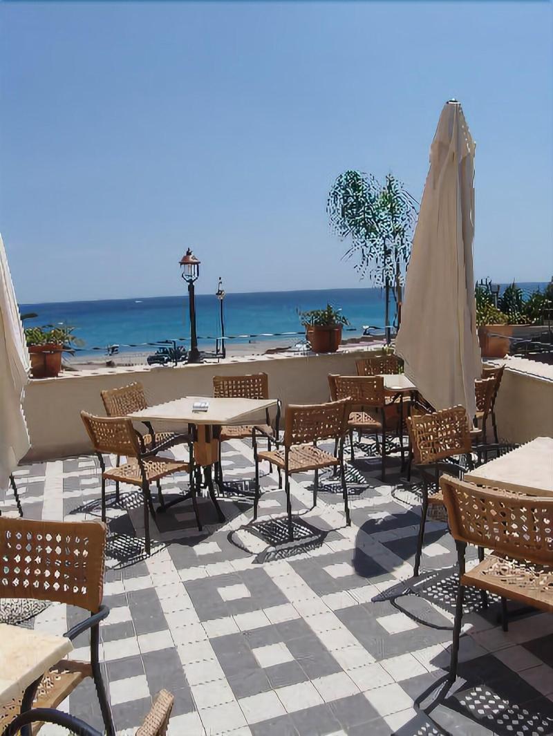 Palazzo Reginella Aparthotel Bovalino Marina Bagian luar foto