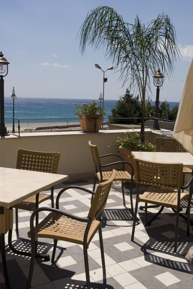 Palazzo Reginella Aparthotel Bovalino Marina Bagian luar foto