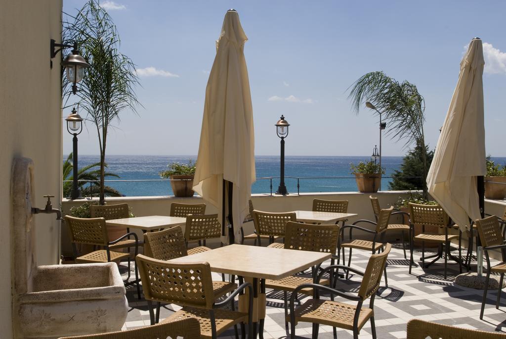 Palazzo Reginella Aparthotel Bovalino Marina Bagian luar foto