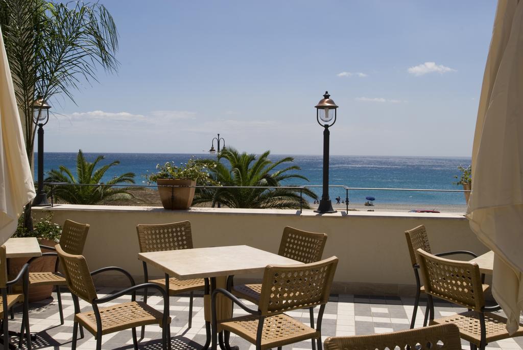 Palazzo Reginella Aparthotel Bovalino Marina Bagian luar foto