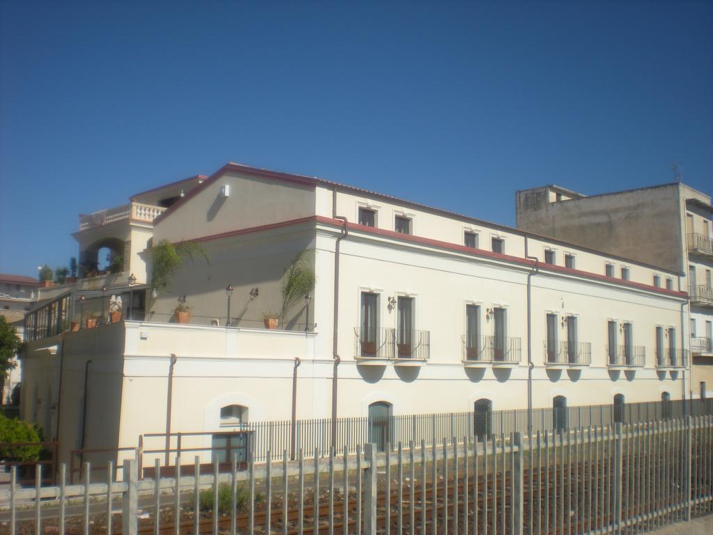 Palazzo Reginella Aparthotel Bovalino Marina Bagian luar foto