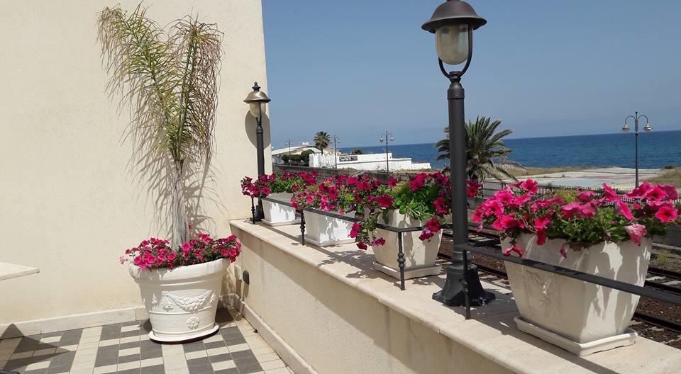 Palazzo Reginella Aparthotel Bovalino Marina Bagian luar foto