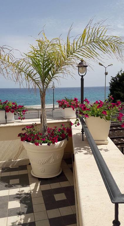 Palazzo Reginella Aparthotel Bovalino Marina Bagian luar foto